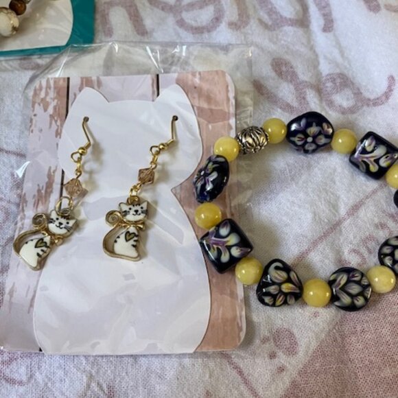Cute cat earrings and stretch bracelet - Picture 1 of 3